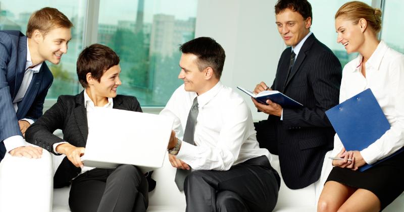 Hình ảnh minh họa một người học tiếng Anh đang cảm thấy tự tin và thoải mái khi giao tiếp, với biểu cảm tươi tắn và ngôn ngữ cơ thể tích cực