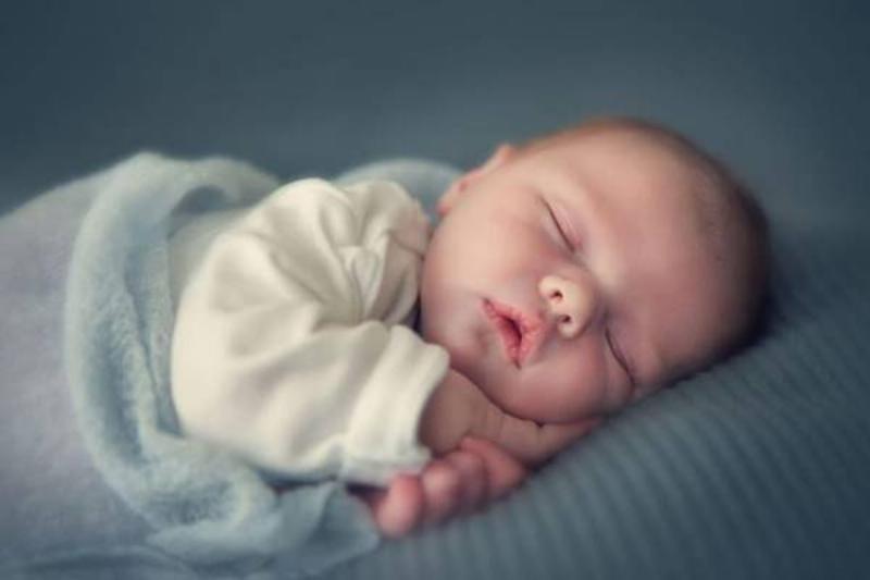 Trẻ 2 tháng tuổi ngủ xuyên đêm không bú và giấc ngủ của bé