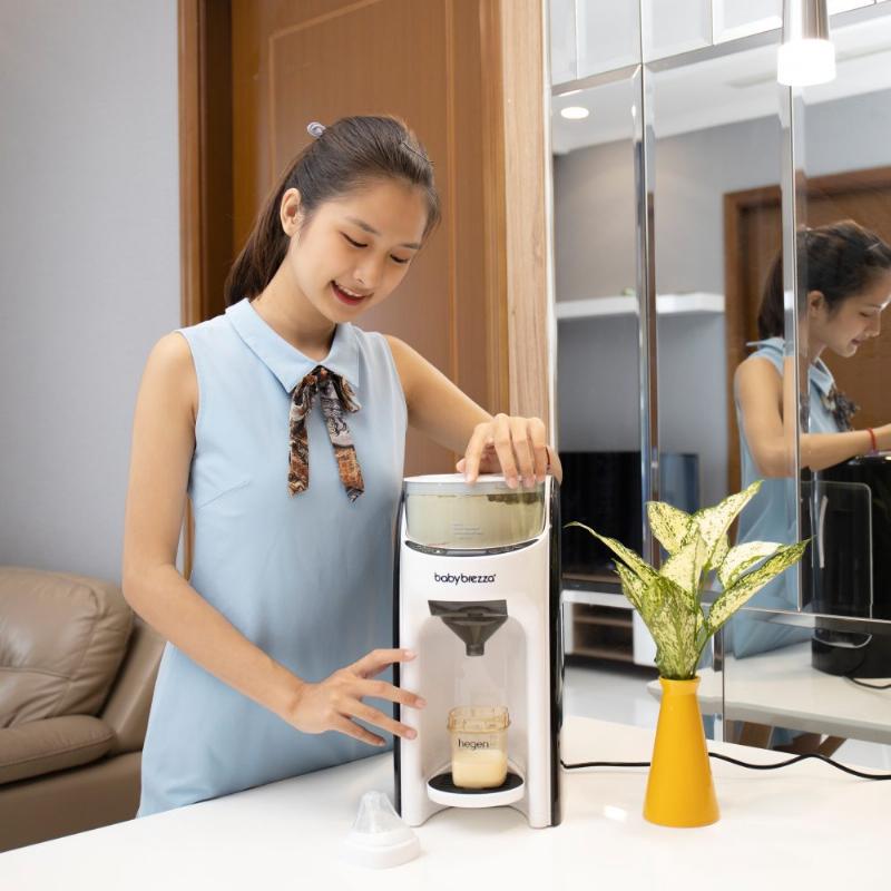 Hình ảnh minh họa các vật dụng hàng ngày có ghi dung tích theo lít (chai nước, bình sữa, lon nước giải khát), đặt cạnh một khối lập phương tượng trưng cho 1 dm3.