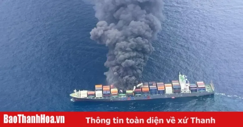 Hinh anh mot con tau cho container lon tren bien